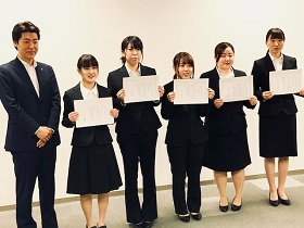 介護福祉士 保育士養成給付型奨学金授与式を行いました 三重県協会 各種交流会 地方cr活動 社会貢献活動 協会の取組み 生命保険 協会