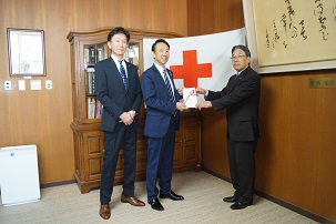 日本赤十字社徳島県支部へ寄付金を贈呈しました 徳島県協会 寄贈活動 地方cr活動 社会貢献活動 協会の取組み 生命保険協会