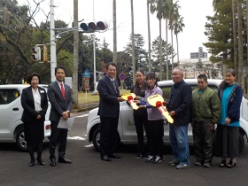 福祉巡回車を寄贈しました 宮崎県協会 寄贈活動 地方cr活動 社会貢献活動 協会の取組み 生命保険協会