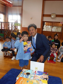 富山市恵光学園 児童発達支援センター に絵本を寄贈しました 富山県協会 寄贈活動 地方cr活動 社会貢献活動 協会の取組み 生命保険協会