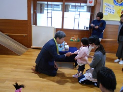 富山市恵光学園 児童発達支援センター に絵本を寄贈しました 富山県協会 寄贈活動 地方cr活動 社会貢献活動 協会の取組み 生命保険協会