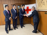日本赤十字社徳島県支部へ寄付金を贈呈しました 徳島県協会 寄贈活動 地方cr活動 社会貢献活動 協会の取組み 生命保険協会