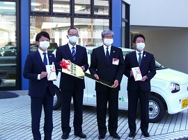 福祉巡回車を寄贈しました 香川県協会 寄贈活動 地方cr活動 社会貢献活動 協会の取組み 生命保険協会