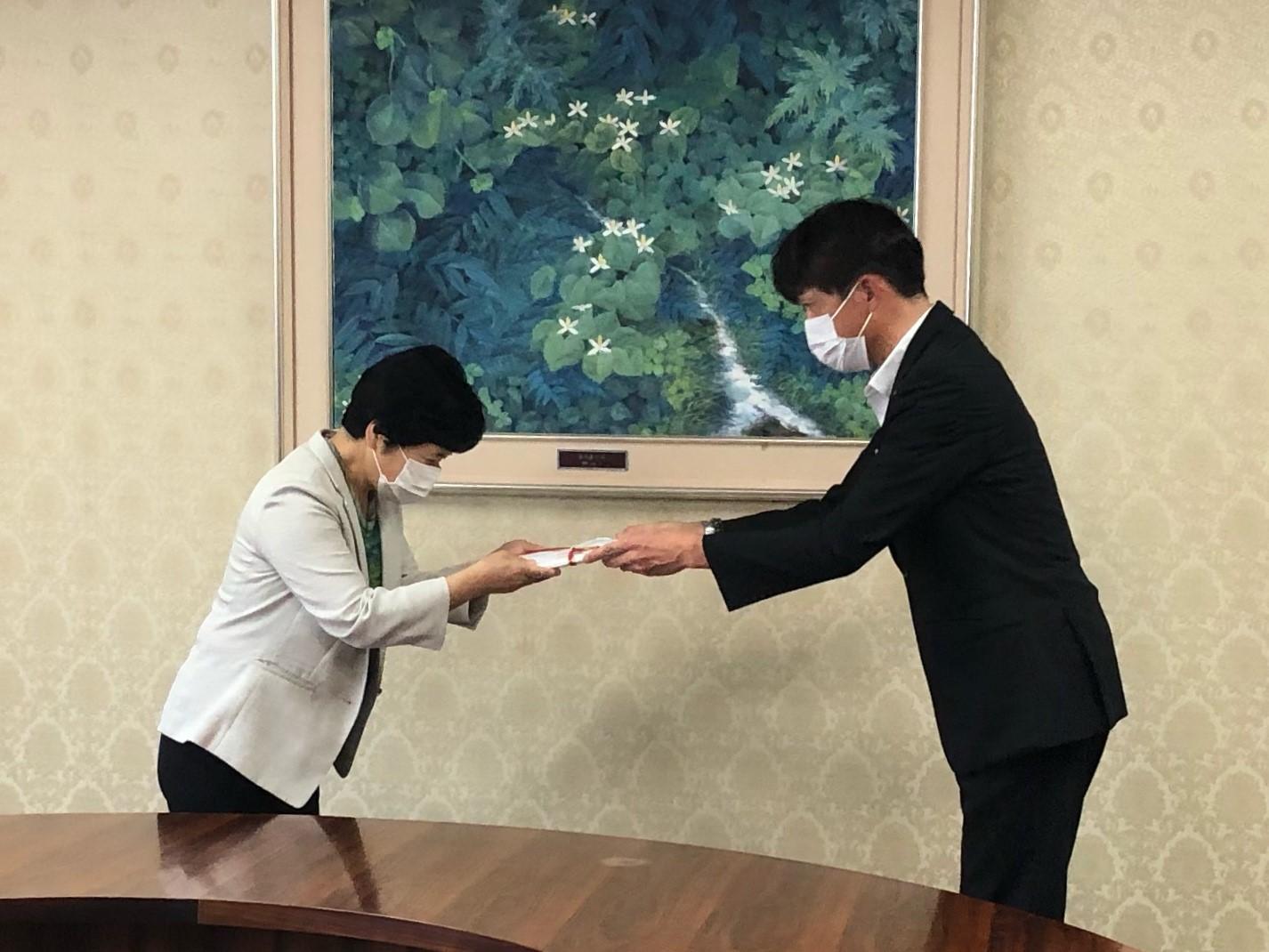 三重県看護協会へ助成金を交付しました 三重県協会 寄贈活動 地方cr活動 社会貢献活動 協会の取組み 生命保険協会