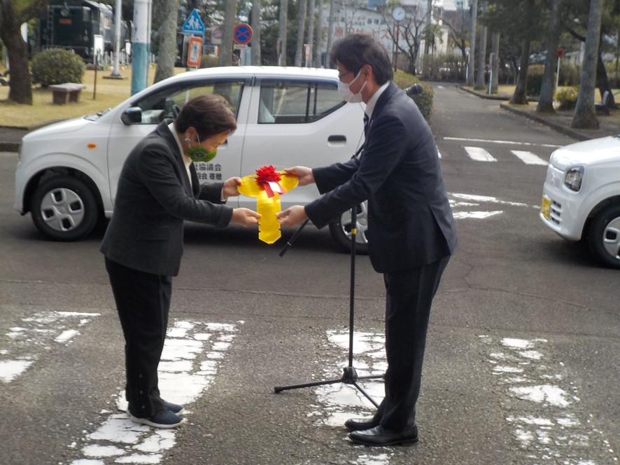 福祉巡回車を寄贈しました 宮崎県協会 地方cr活動 社会貢献活動 協会の取組み 生命保険協会